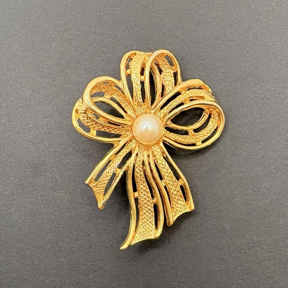 Vintage Bow Ribbon Brooch Textured Gold Tone & Faux Pearl Retro Glam 2"